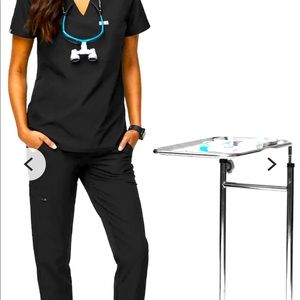 FIGS black scrubs set